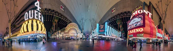 Illuminated Casinos at Fremont street in Las Vegas by night — Stock Photo, Image