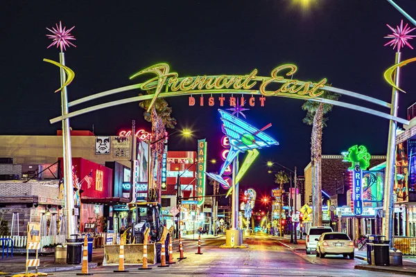 Remont sinal de néon distrito leste e tráfego no centro de Las Vegas — Fotografia de Stock