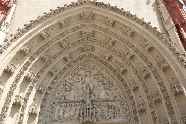 El tímpano muestra la Coronación de la Virgen portal de la Ma —  Fotos de Stock