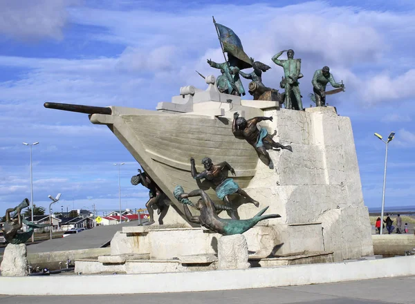 Monumento Marítimo en el histórico paseo marítimo del Estrecho de Ma — Foto de Stock