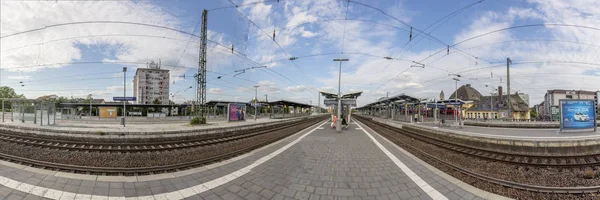 People waiting for the regional trains at the train station Fran — Stockfoto