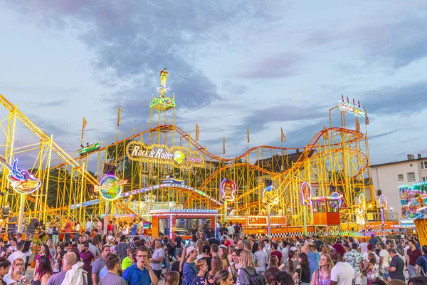 Mensen genieten van het Heinerfest in Darmstadt. Het is een jaarlijks feest — Stockfoto