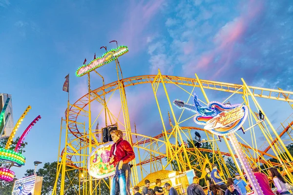 Mensen genieten van het Heinerfest in Darmstadt. Het is een jaarlijks feest — Stockfoto