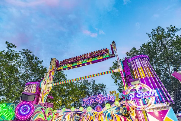 Mensen genieten van het Heinerfest in Darmstadt. Het is een jaarlijks feest — Stockfoto