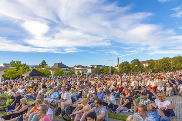 People enjoy the open air concert by the philharmonic orchestra — Stock Photo, Image