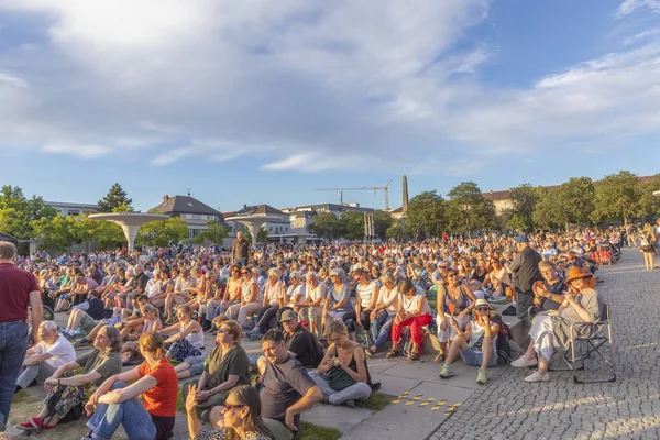 Mensen genieten van het openluchtconcert van het filharmonisch orkest — Stockfoto