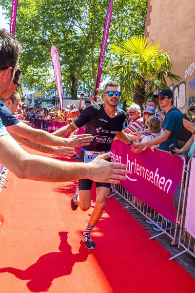 Athlet Tobias Drachler beendet seinen Lauf beim Frankfurter Ironman — Stockfoto