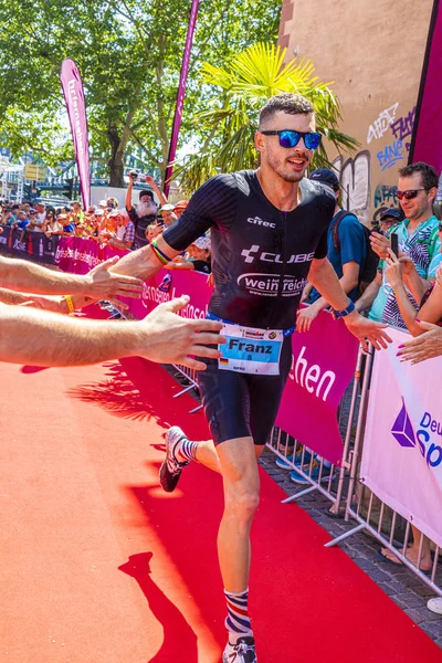 El atleta TOBIAS DRACHLER finaliza su carrera en Frankfurt Ironman —  Fotos de Stock
