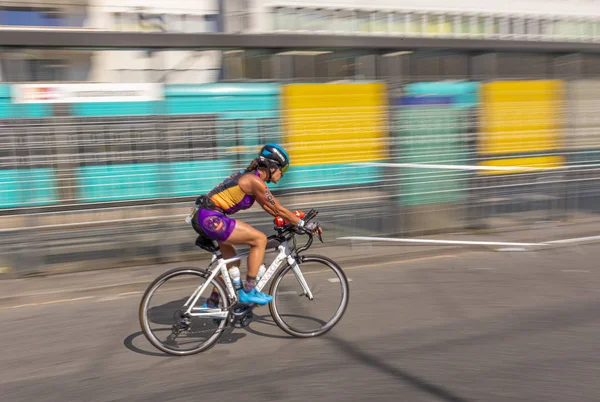 Люди с удовольствием наблюдают за Ольгой Дженнер после более чем 100 км пробега на велосипеде — стоковое фото