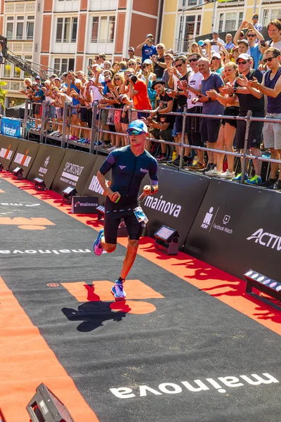 Athlete TOBIAS DRACHLER FINALIZES his  run at Frankfurt ironman — Stock Photo, Image