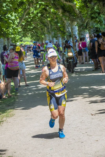 Female athlete Jill Fullen runs an alternative tree shaded path — Stock Photo, Image