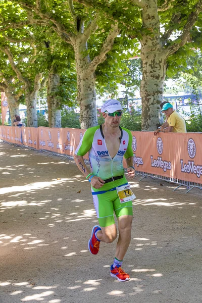 Athletes run an alternative tree shaded path  at the frankfurt i — Stock fotografie