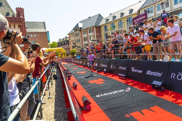 People enjoy watching the last meters of Patrick Lange entering — Stock Photo, Image