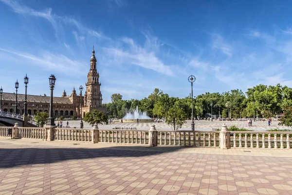 Summer day at beautiful Plaza de Espana in Seville. Andalusia, — Stockfoto