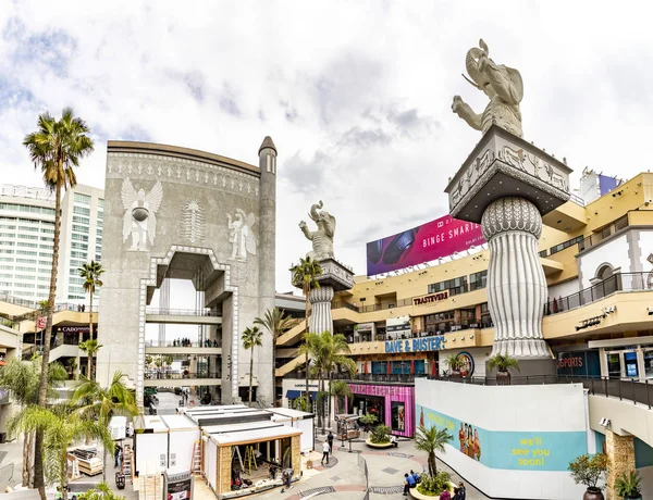 Hollywood en Highland Complex met winkels en restaurants en fa — Stockfoto