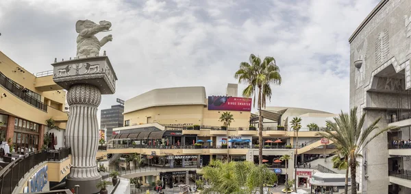 Hollywood en Highland Complex met winkels en restaurants en fa — Stockfoto