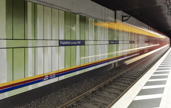 Movimento sfocato del treno della metropolitana che entra nella stazione ferroviaria — Foto Stock