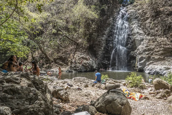 People enjoy visiting the Montezuma falls in Costa Rica — Stock Photo, Image