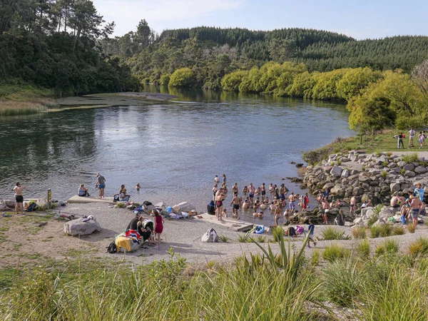Lidé si užívají řeku s horkými prameny v Rotorce — Stock fotografie