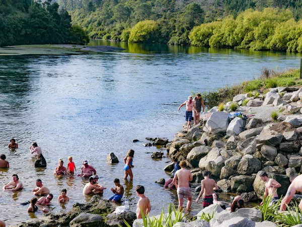 Människor njuta av floden med varma källor i Rotorua — Stockfoto