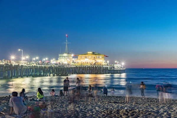 Mensen genieten 's nachts van het oceaanpark op de pier van Santa Monica — Stockfoto