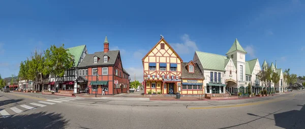 Rua principal velha no centro histórico de Solvang, vale de Santa Ynez — Fotografia de Stock