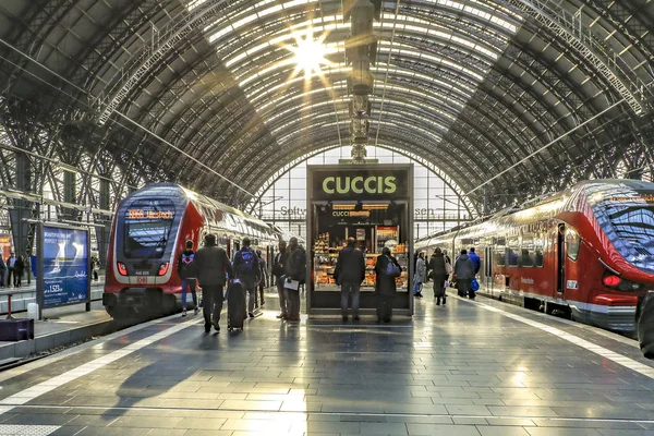 Yolcular Frsankfurt treninin içinde bir platformda bekliyorlar. — Stok fotoğraf