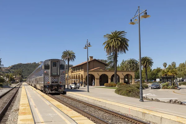 Il pacifico treno surfliner entra nella stazione di Santa Barbara . — Foto Stock