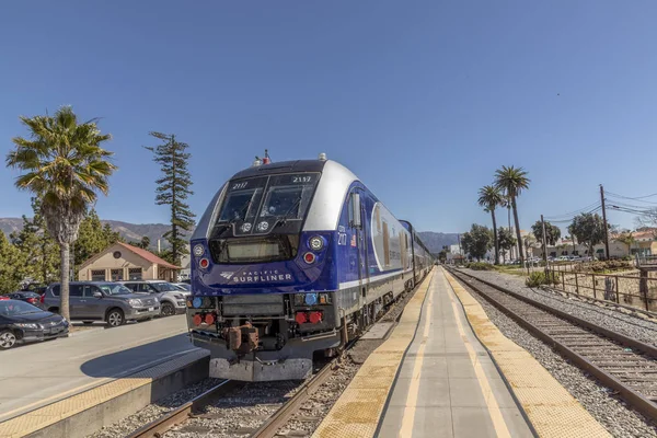 El tren surfliner pacífico entra en la estación de Santa Barbara . — Foto de Stock