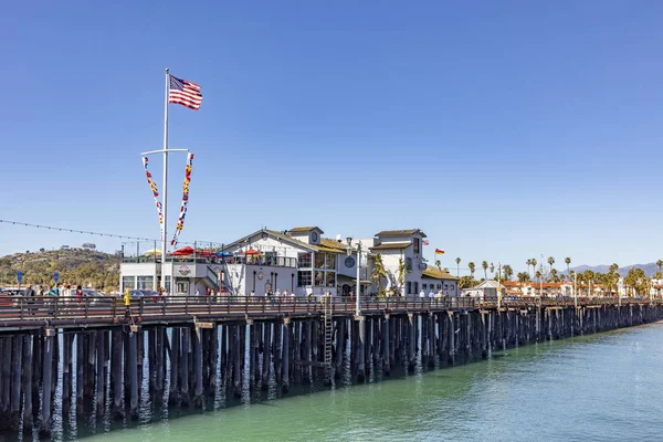 Historisch huis aan de Santa Barbara pier onder de blauwe hemel — Stockfoto