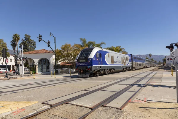 The pacific surfliner train enters the station at Santa Barbara. — Stock Photo, Image