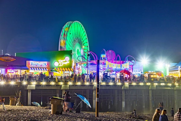 Les gens profitent du parc océanique à Santa Monica jetée la nuit — Photo