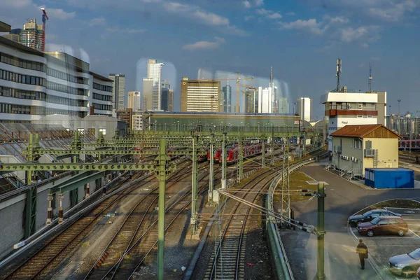 Einfahrt in den Frankfurter Bahnhof mit dem Zug mit Frankfurter Himmel — Stockfoto