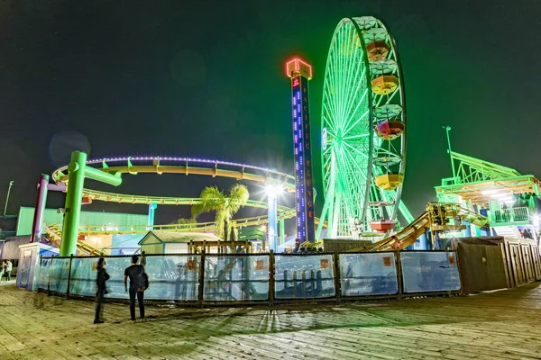 La gente si gode il parco oceanico al molo di Santa Monica di notte — Foto Stock