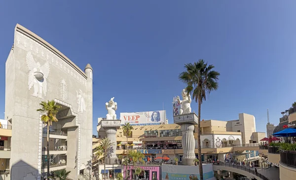 Hollywood e Highland Complex com lojas e restaurantes e fa — Fotografia de Stock