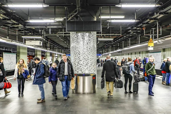 Passagiere warten auf einem Bahnsteig im Zug — Stockfoto