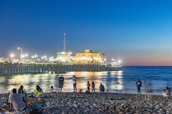 Mensen genieten 's nachts van het oceaanpark op de pier van Santa Monica — Stockfoto