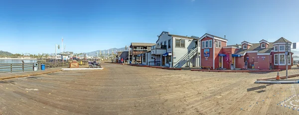 Personas que visitan muelle panorámico en Santa Barbara, Estados Unidos. Primero construido i —  Fotos de Stock