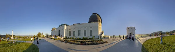 Les gens à l'Observatoire Griffith à Los Angeles à l'heure du coucher du soleil — Photo