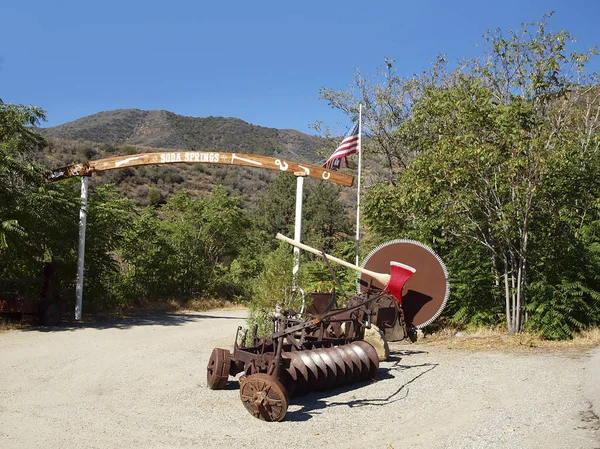 Kernville, Californi yakınlarındaki Kern nehrindeki soda kaynaklarına giriş. — Stok fotoğraf