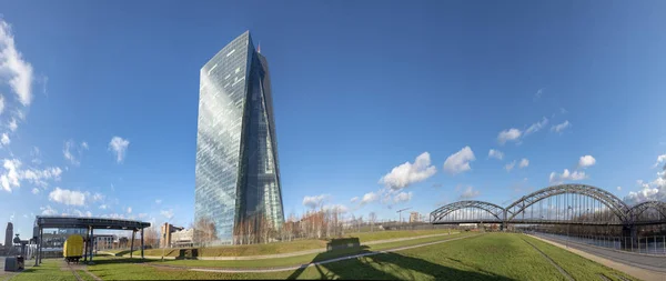 Der neue Sitz der Europäischen Zentralbank in Frankfurt, Deutschland — Stockfoto