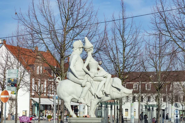 Скульптура Пітера Ленка Щаслива Свиня була відкрита в 2016 році.. — стокове фото