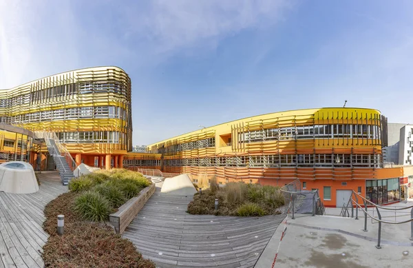 Edificio del campus de la Universidad de Economía y Negocios en el distrito de Leopoldstadt de Viena Austria — Foto de Stock