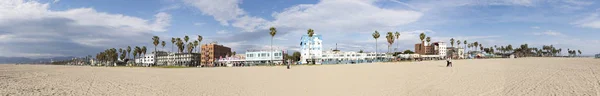 Ludzie cieszą się malowniczą promenadę plaży z palmami i kolorowe hous — Zdjęcie stockowe