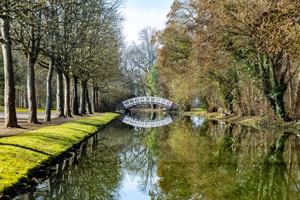 Brug in het beroemde paleis in Schwetzingen Palace tuinen. Het is — Stockfoto