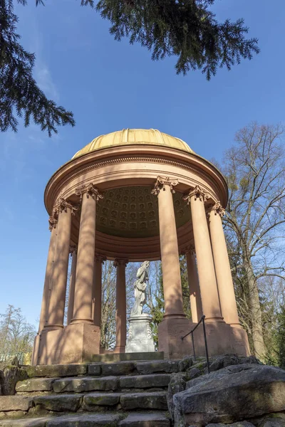 Храм Аполлона во дворцовых садах Шветцингена — стоковое фото