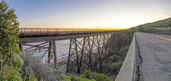 Alte eisenbahnbrücke bei goleta am highway 1 in kalifornien, us — Stockfoto