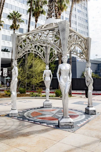 Gazebo met standbeelden van Dorothy Dandridge, Dolores Del Rio, Mae W — Stockfoto