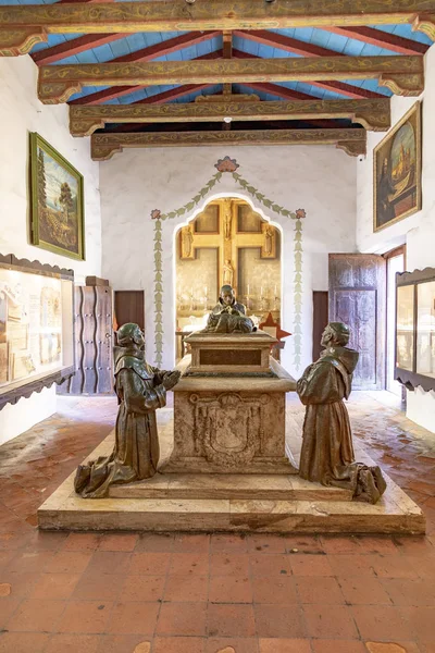 Grave of prior at Carmel Mission San Carlos Borromeo in Carmel, — Stock Photo, Image