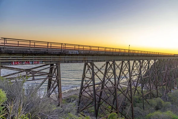 Old railway bridge near Goleta on Highway no 1 in California, US — Stockfoto